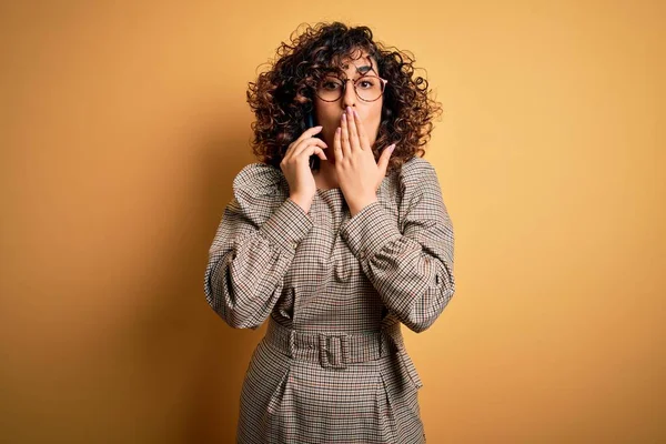 Beautiful Arab Businesswoman Wearing Glasses Having Conversation Talking Smartphone Cover — Stock Photo, Image