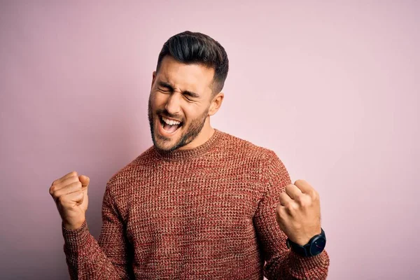 Homem Bonito Jovem Vestindo Camisola Casual Sobre Fundo Rosa Isolado — Fotografia de Stock