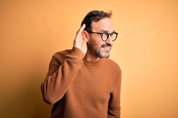 Middelbare Leeftijd Hamsterman Draagt Bruine Trui Bril Geïsoleerde Gele Achtergrond — Stockfoto