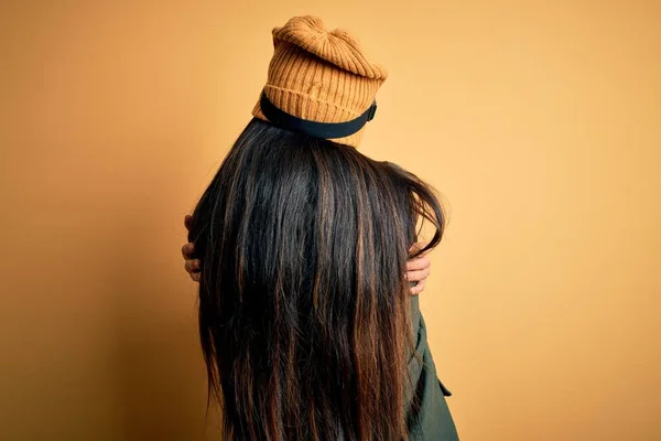 Jovem Mulher Hispânica Bonita Vestindo Óculos Esqui Casaco Para Clima — Fotografia de Stock