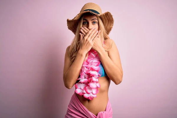 Joven Hermosa Mujer Rubia Vacaciones Vistiendo Bikini Sombrero Con Flores —  Fotos de Stock