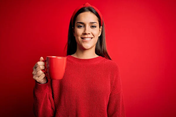 Νεαρή Όμορφη Μελαχρινή Γυναίκα Πίνοντας Κούπα Καφέ Πάνω Από Απομονωμένο — Φωτογραφία Αρχείου