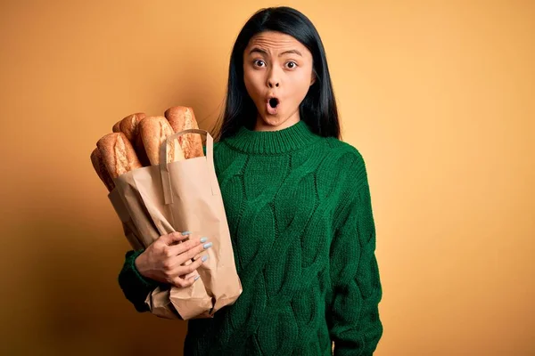 Jonge Mooie Chinese Vrouw Met Papieren Zak Met Brood Geïsoleerde — Stockfoto