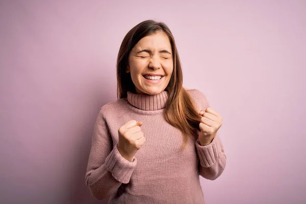 Bella Giovane Donna Indossa Maglione Dolcevita Sfondo Rosa Isolato Eccitato — Foto Stock