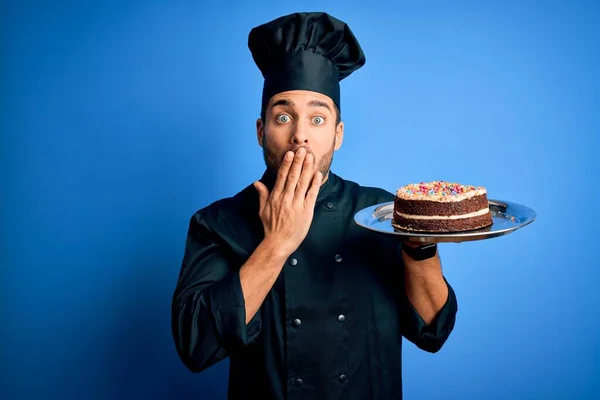 Jeune Homme Beau Cuisinier Avec Barbe Portant Uniforme Chapeau Tenant — Photo