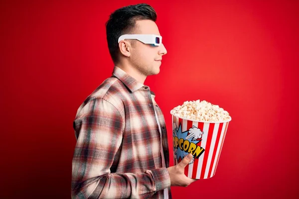 Junger Gutaussehender Kaukasischer Mann Mit Filmbrille Und Popcorn Essen Auf — Stockfoto