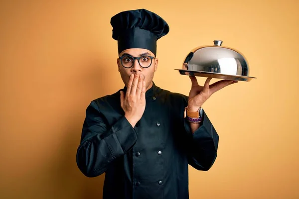 Jovem Chef Brasileiro Vestindo Uniforme Fogão Chapéu Segurando Bandeja Com — Fotografia de Stock