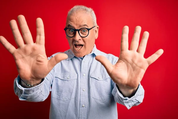Orta Yaşlı Yakışıklı Beyaz Gömlekli Kırmızı Arka Planda Gözlüklü Kendinden — Stok fotoğraf