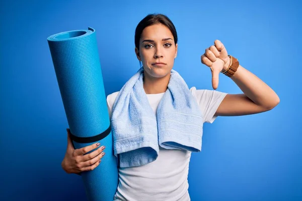 Genç Güzel Esmer Sporcu Kadın Kızgın Yüzüyle Yoga Yapmak Için — Stok fotoğraf