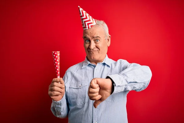 Medelålders Man Bär Rolig Hatt Med Trumpet Firar Födelsedag Över — Stockfoto