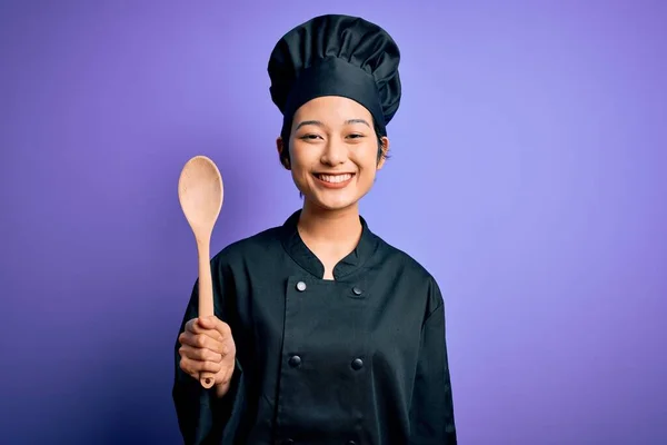 Joven Hermosa Mujer Chef China Con Uniforme Cocina Sombrero Sosteniendo —  Fotos de Stock