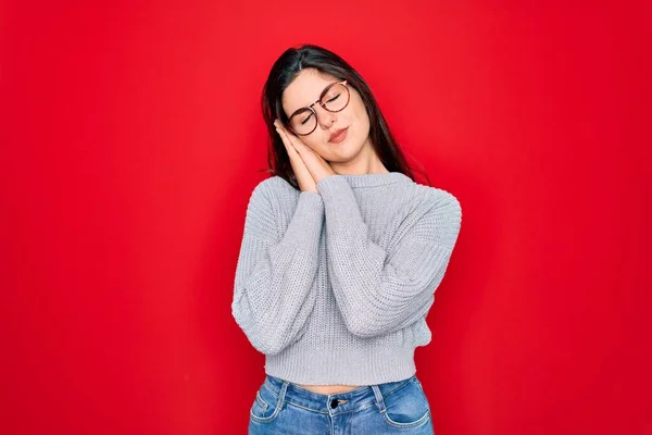 Joven Hermosa Morena Con Suéter Casual Sobre Fondo Rojo Durmiendo — Foto de Stock