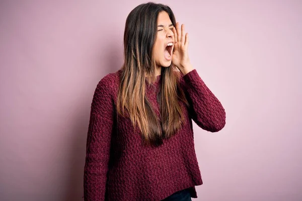 Menina Bonita Nova Vestindo Camisola Casual Sobre Fundo Rosa Isolado — Fotografia de Stock