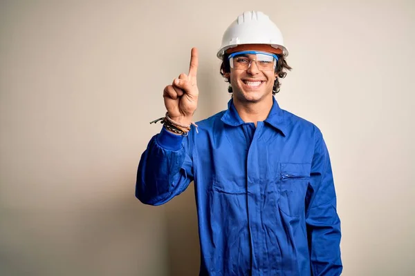 Junger Bauarbeiter Uniform Und Schutzhelm Vor Isoliertem Weißem Hintergrund Zeigt — Stockfoto