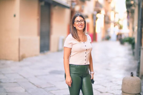 Jovem Mulher Bonita Sorrindo Feliz Confiante Com Sorriso Rosto Rua — Fotografia de Stock