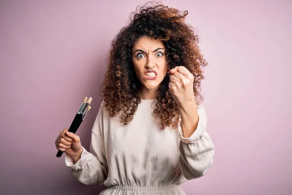 Joven Hermosa Mujer Con Pelo Rizado Piercing Aplicando Cosméticos Usando — Foto de Stock