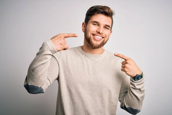 Joven Hombre Rubio Guapo Con Barba Ojos Azules Usando Suéter — Foto de Stock