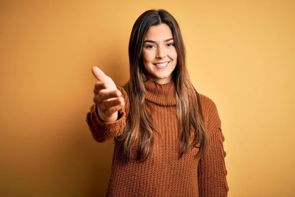 Zole Edilmiş Sarı Arka Planda Duran Sıradan Bir Süveter Giyen — Stok fotoğraf