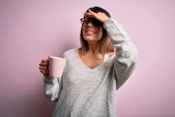 Genç Güzel Esmer Gözlüklü Pembe Kahve Fincanı Içen Elleri Kafasında — Stok fotoğraf