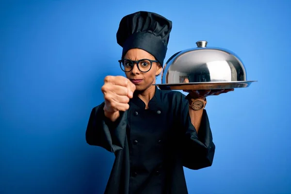 Młoda Afrykańska Kuchnia Kobieta Nosi Mundur Trzymając Tacę Kelnera Kopułą — Zdjęcie stockowe
