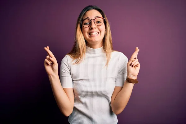 Giovane Bella Donna Bionda Con Gli Occhi Azzurri Indossa Casual — Foto Stock