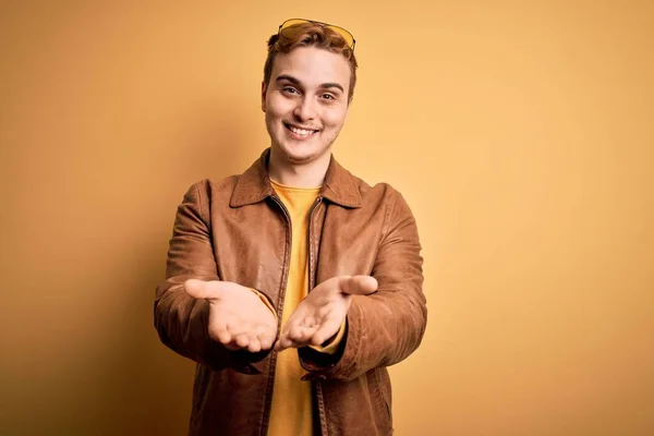 Joven Pelirrojo Guapo Con Chaqueta Cuero Casual Sobre Fondo Amarillo —  Fotos de Stock