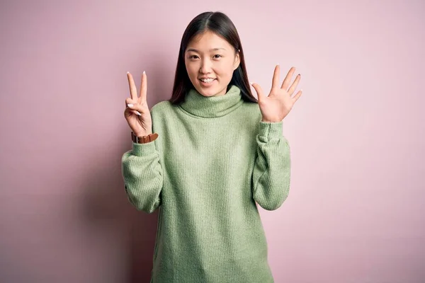 Jonge Mooie Aziatische Vrouw Dragen Groene Winter Trui Roze Gesoldeerde — Stockfoto