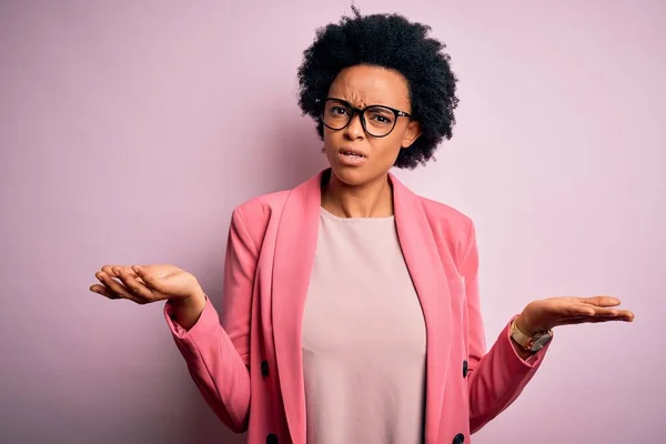 Ung Vacker Afroamerikansk Afro Affärskvinna Med Lockigt Hår Bär Rosa — Stockfoto