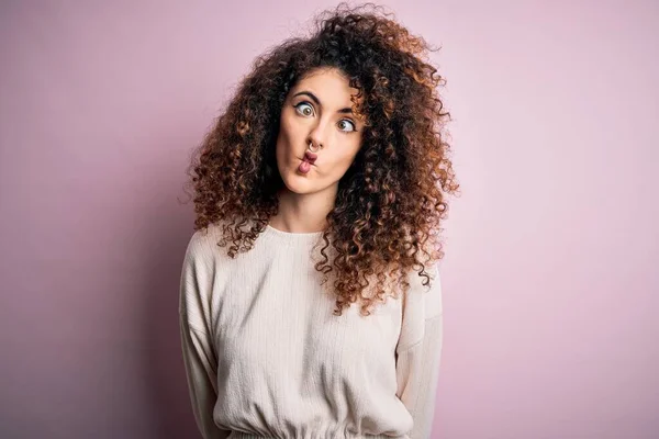 Mooie Vrouw Met Krullend Haar Piercing Dragen Casual Trui Roze — Stockfoto