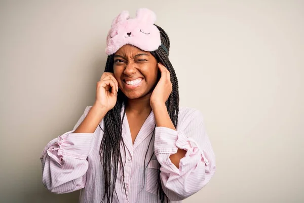 Jovem Afro Americana Vestindo Pijama Rosa Máscara Sono Sobre Fundo — Fotografia de Stock