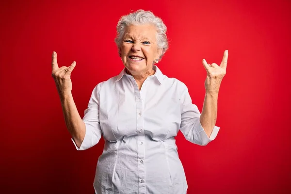 Senior Hermosa Mujer Con Camisa Elegante Pie Sobre Fondo Rojo —  Fotos de Stock