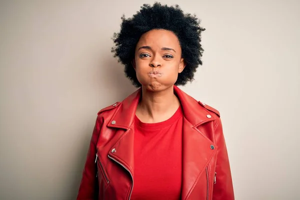Fiatal Gyönyörű Afro Göndör Haj Visel Alkalmi Piros Kabát Puffadt — Stock Fotó