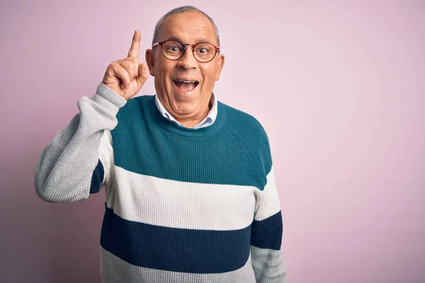 Homem Bonito Sênior Vestindo Camisola Casual Óculos Sobre Fundo Rosa — Fotografia de Stock