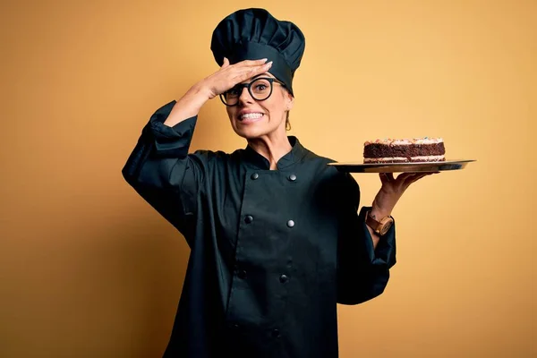 Ung Vacker Brunett Bagare Kvinna Bär Spis Uniform Och Hatt — Stockfoto