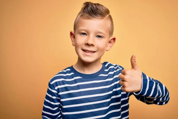 Jeune Enfant Caucasien Aux Yeux Bleus Portant Une Chemise Rayures — Photo