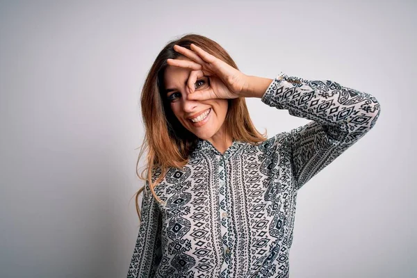 Jonge Mooie Brunette Vrouw Dragen Casual Shirt Staan Geïsoleerde Witte — Stockfoto