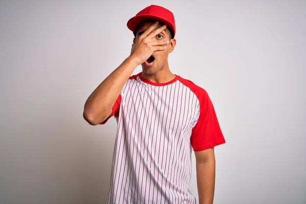 Joven Apuesto Deportista Afroamericano Con Camiseta Béisbol Rayas Gorra Asomándose —  Fotos de Stock