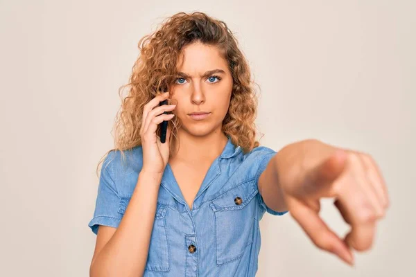 Joven Hermosa Mujer Rubia Con Los Ojos Azules Teniendo Conversación — Foto de Stock