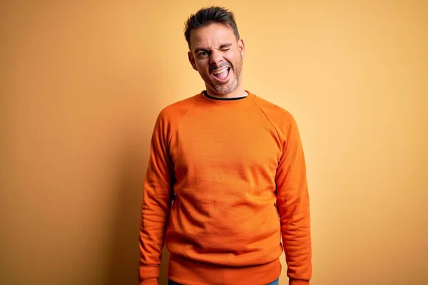 Junger Gutaussehender Mann Orangefarbenem Lässigem Pullover Der Vor Isoliertem Gelben — Stockfoto