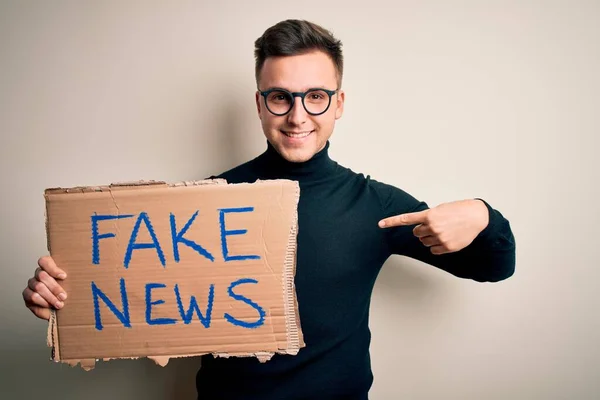 Jonge Knappe Blanke Man Die Protestkarton Vasthoudt Voor Desinformatie Nepnieuws — Stockfoto
