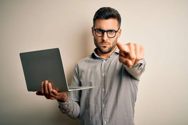 Ung Affärsman Bär Glasögon Som Arbetar Med Datorn Laptop Pekar — Stockfoto