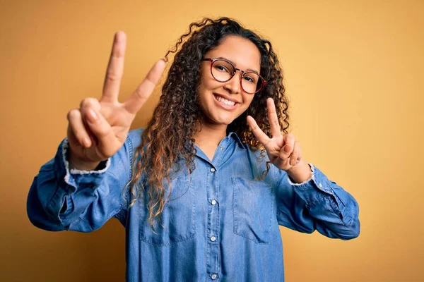 Mulher Bonita Com Cabelo Encaracolado Vestindo Camisa Jeans Casual Óculos — Fotografia de Stock