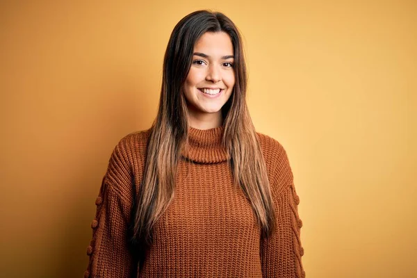 Young Beautiful Girl Wearing Casual Sweater Standing Isolated Yellow Background — Stock Photo, Image