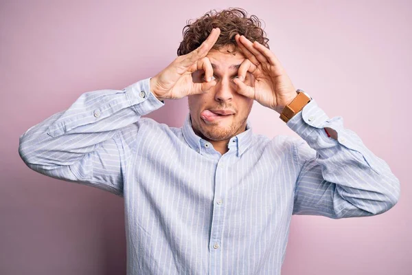 Ein Junger Blonder Gutaussehender Mann Mit Lockigem Haar Trägt Ein — Stockfoto