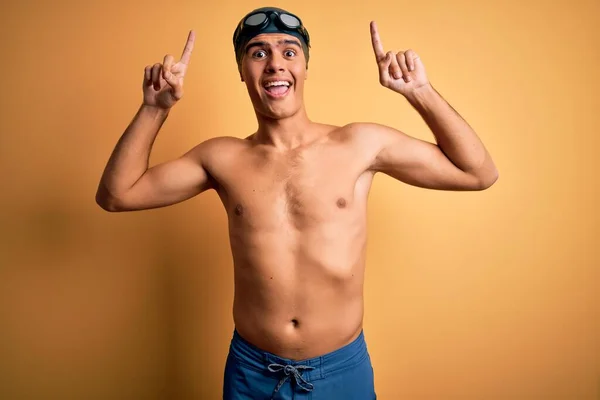 Junger Gutaussehender Mann Ohne Hemd Badeanzug Und Badekappe Vor Isoliertem — Stockfoto