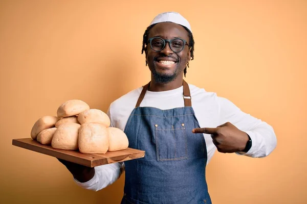 Ung Afrikansk Amerikansk Bagare Man Bär Förkläde Hålla Bricka Med — Stockfoto