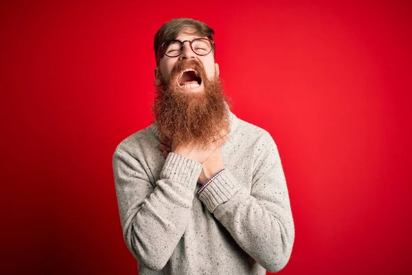 Schöner Irischer Rotschopf Mit Bart Lässigem Pullover Und Brille Vor — Stockfoto