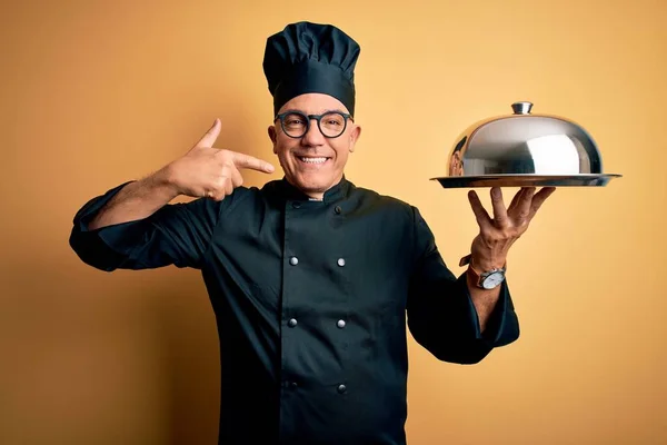 Camarero Guapo Pelo Gris Mediana Edad Con Uniforme Cocina Sombrero —  Fotos de Stock