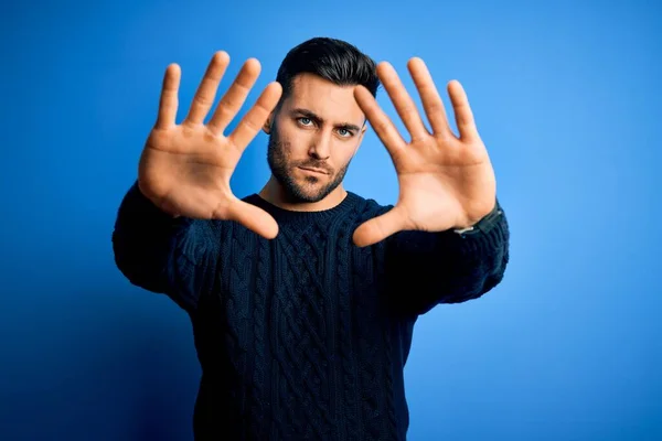 Joven Hombre Guapo Usando Suéter Casual Pie Sobre Fondo Azul —  Fotos de Stock