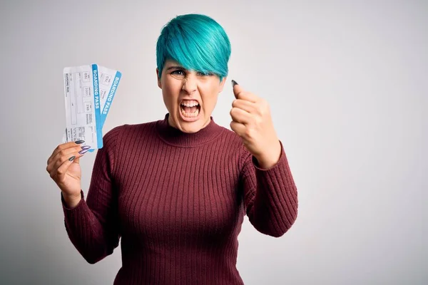 Mujer Joven Con Pelo Moda Azul Sosteniendo Avión Embarque Pase —  Fotos de Stock